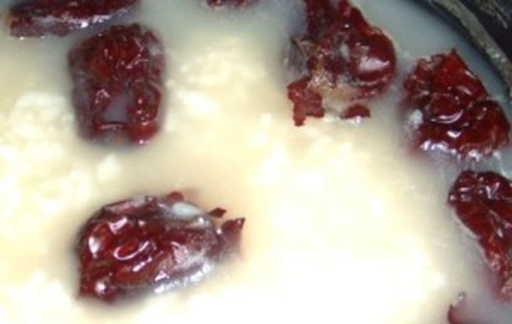 Reis-Congee mit roten Datteln