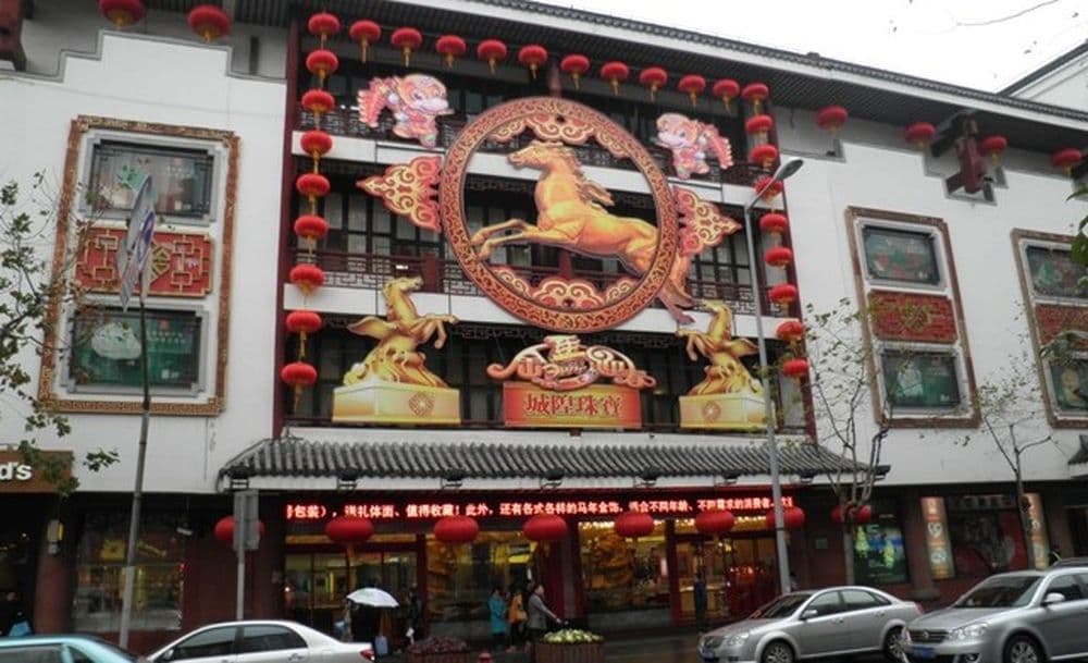 In Shanghai wird das neue Jahr in Übergröße willkommen geheißen.