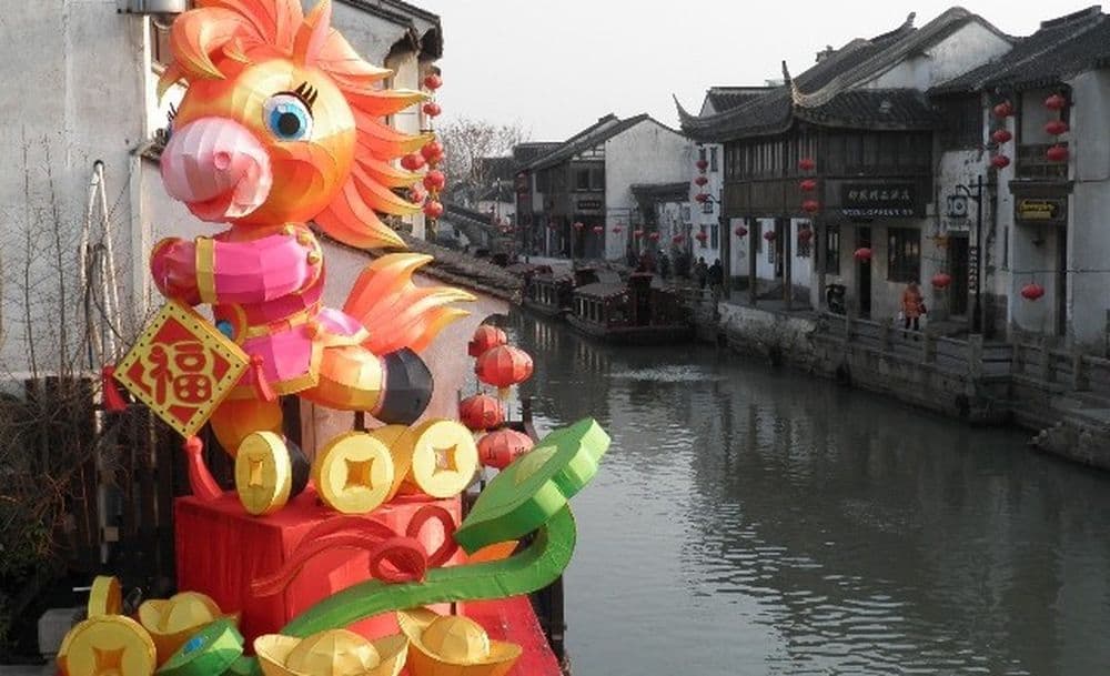 In Suzhou begrüßen bunte Pferdefiguren das neue Jahr.