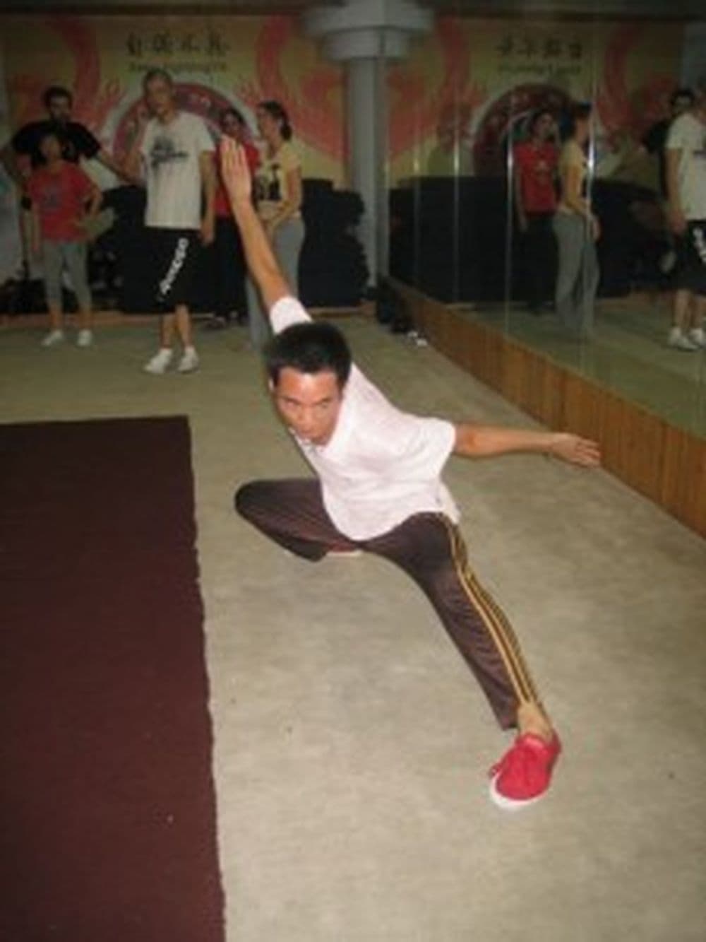 Zhu Dongbin lehrt Wushu an der Longwu Kungfu Schule in Shanghai