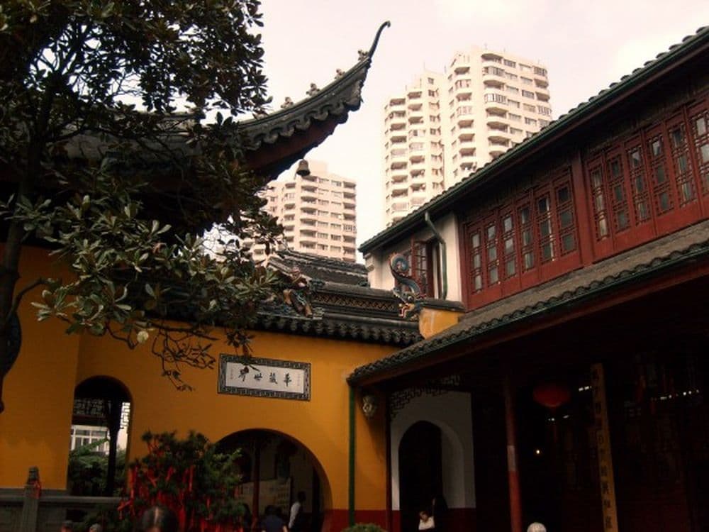Tempel inmitten der Millionen-Metropole Shanghai