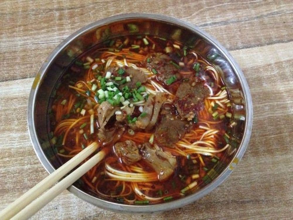 Stäbchen in Nudelsuppe / Foto: Frederik Schmitz