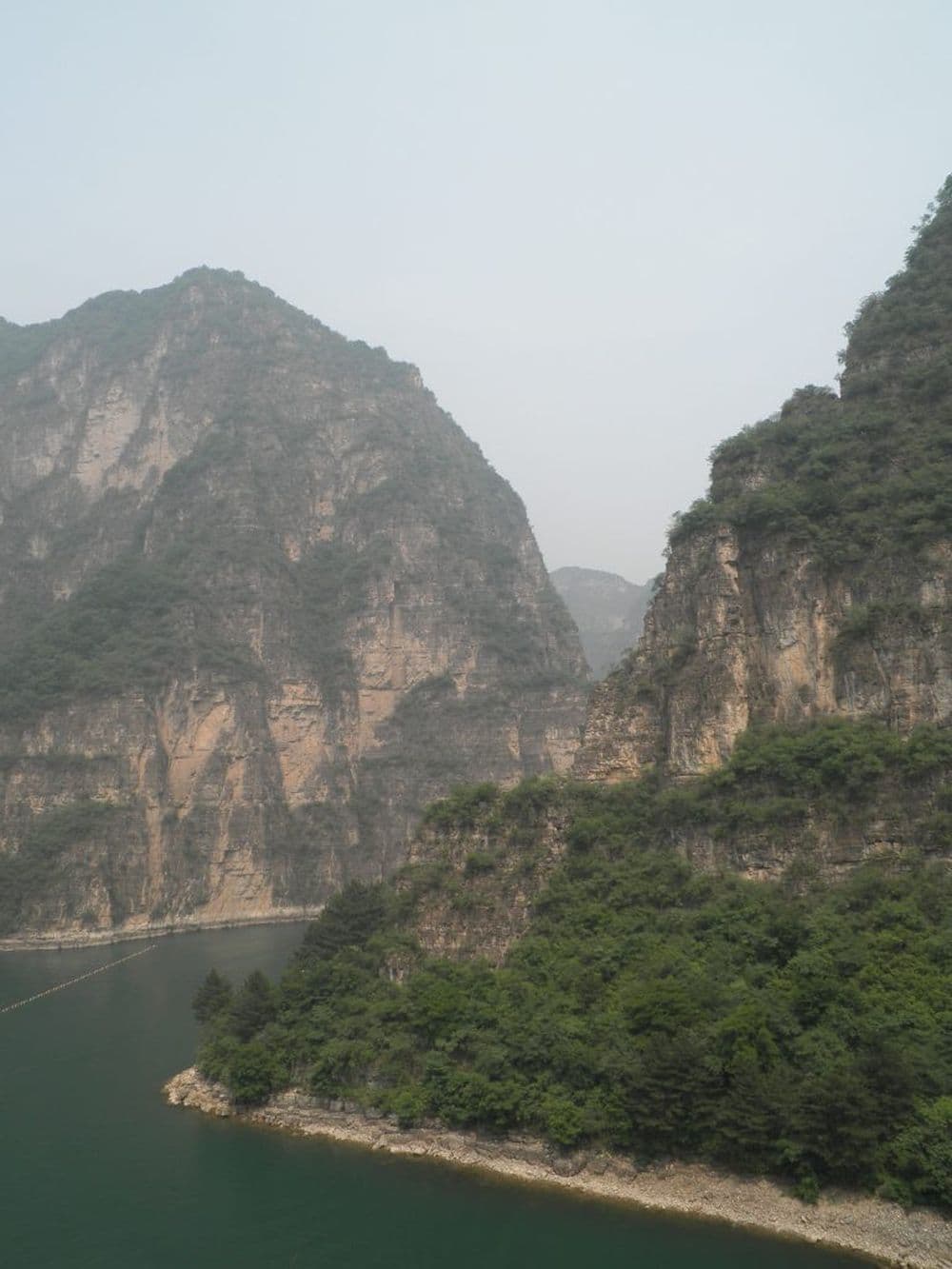 Umringt von grüner Landschaft und klarem Wasser.