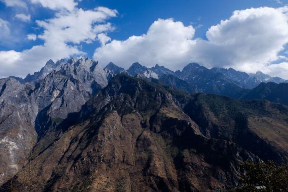 ständig wechselt die Aussicht entlang der Berge