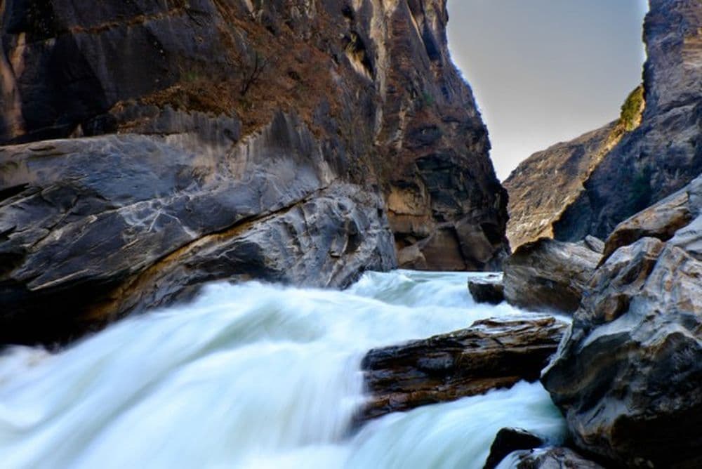 In der Schlucht direkt am Fluss