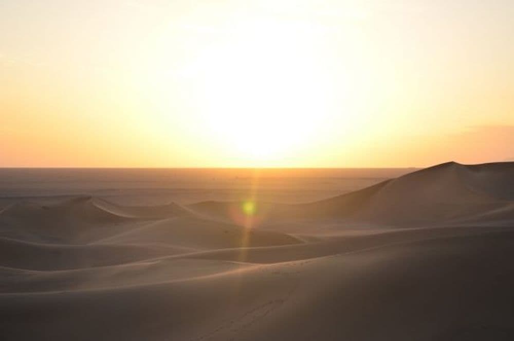 Gansu: Sonnenaufgang in der Wüste bei Dunhuang