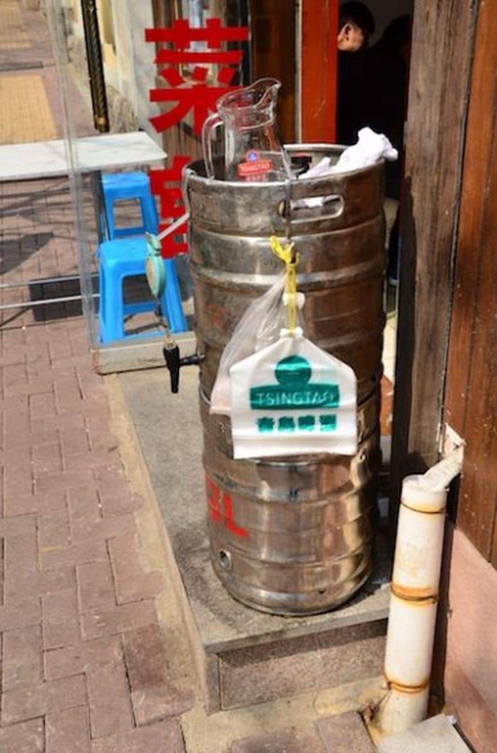 Qingdao: Frisch gezapftes Tsingtao in Tüten