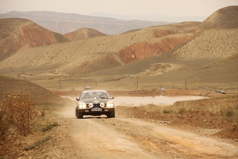 Svend-Jörk Sobolewski mit seinem Mercedes in Kuitun in Xinjiang