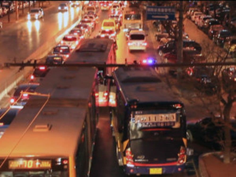 Abendverkehr im Expatviertel Sanlitun