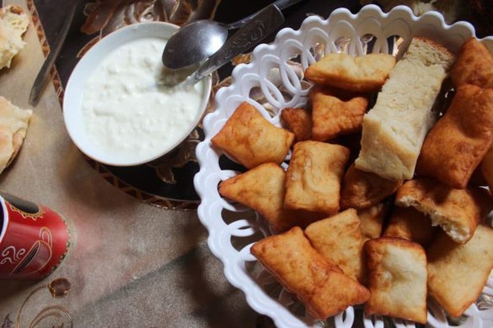 Frittierte Teigware „Borsok“ und Jogurt aus Yak-Milch, 2019