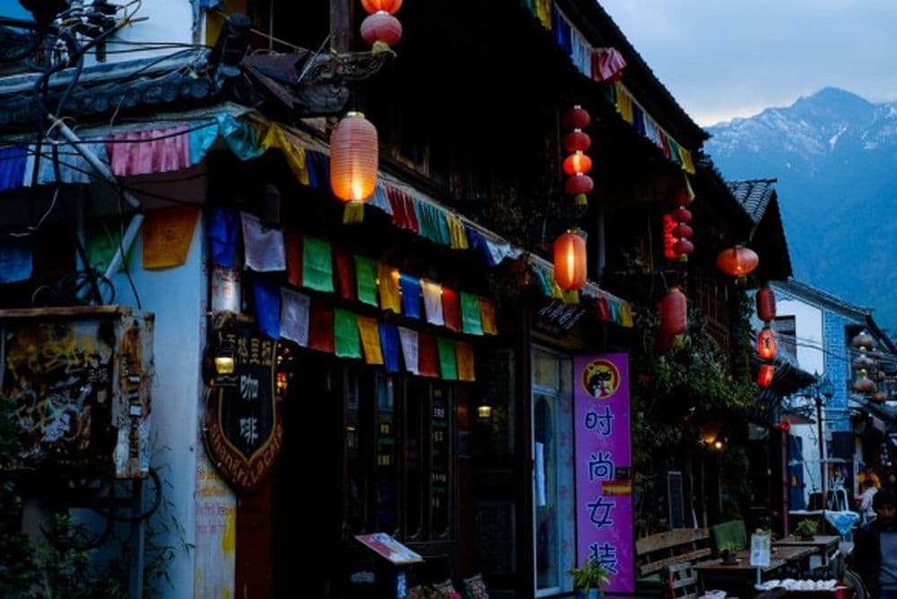 eins der vielen bunt eingerichteten Cafés in der Altstadt