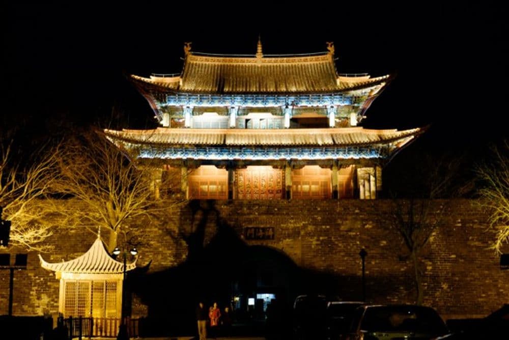 traditionelles Stadttor bei Nacht