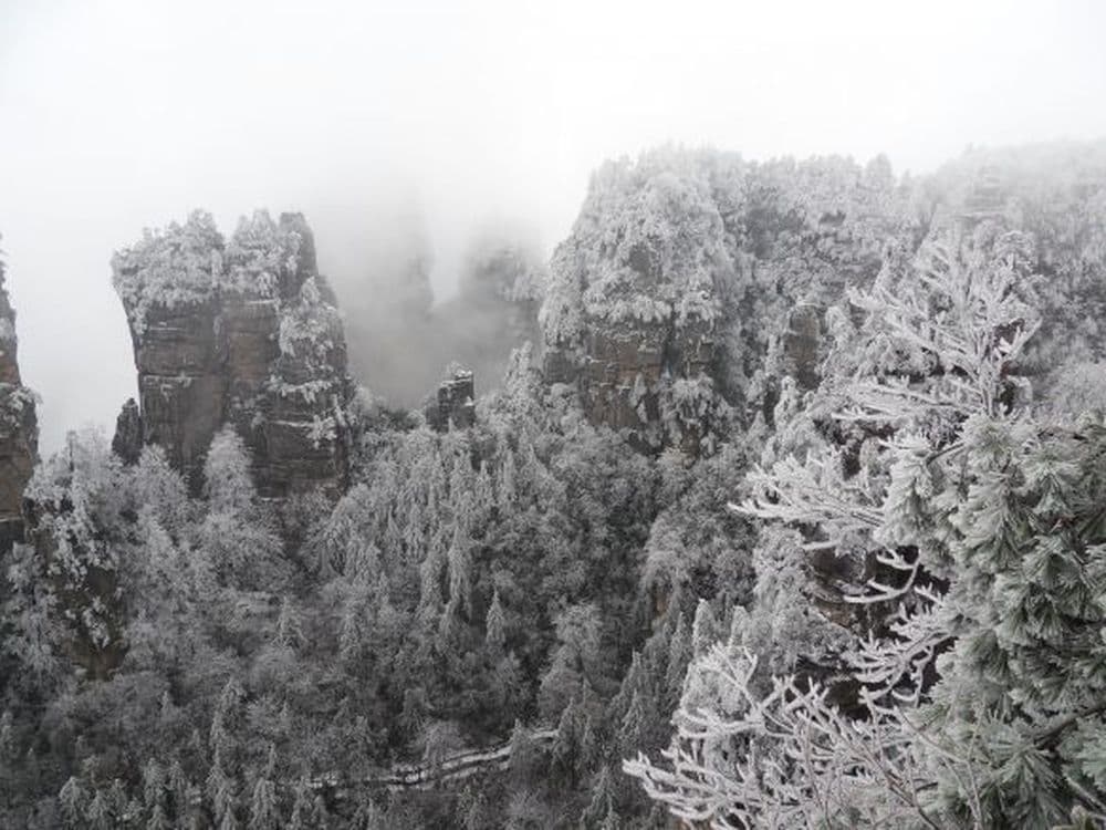 Mit Schnee bedeckte Karstkegel