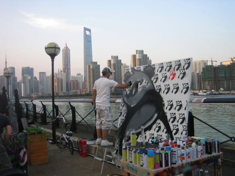 Graffiti-Künstler Brand Fury One bei seiner Performance am Bund