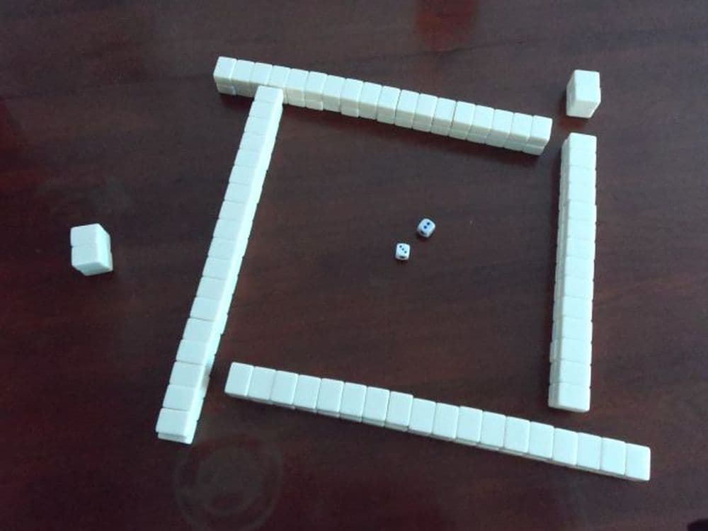 Mahjong Steine sauber aufgereiht