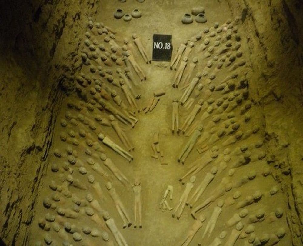Eine der vielen Ausgrabungsstellen im Mausoleum vom Han-Kaiser Jingdi.
