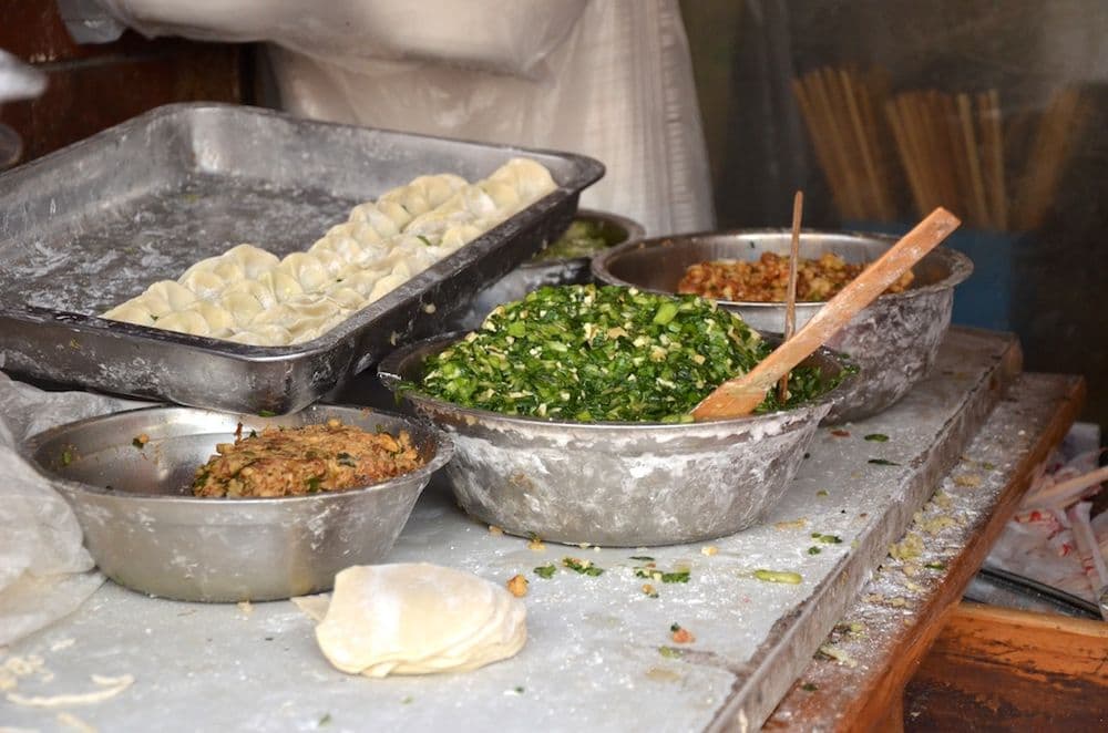Zubereitung der Jiaozi mit mehreren Füllungen