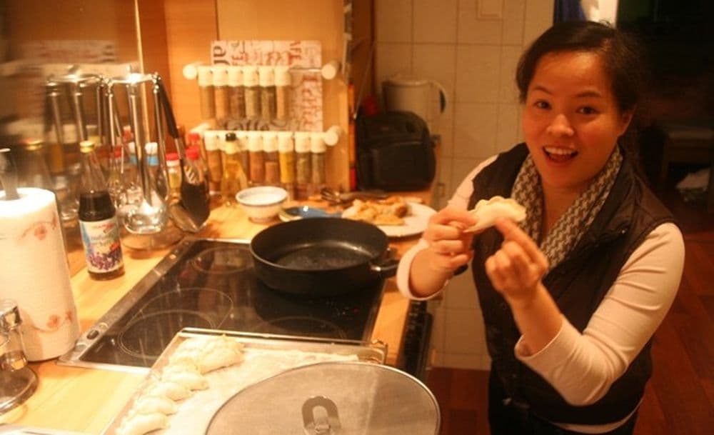 Hapee bei der Jiaozi-Herstellung