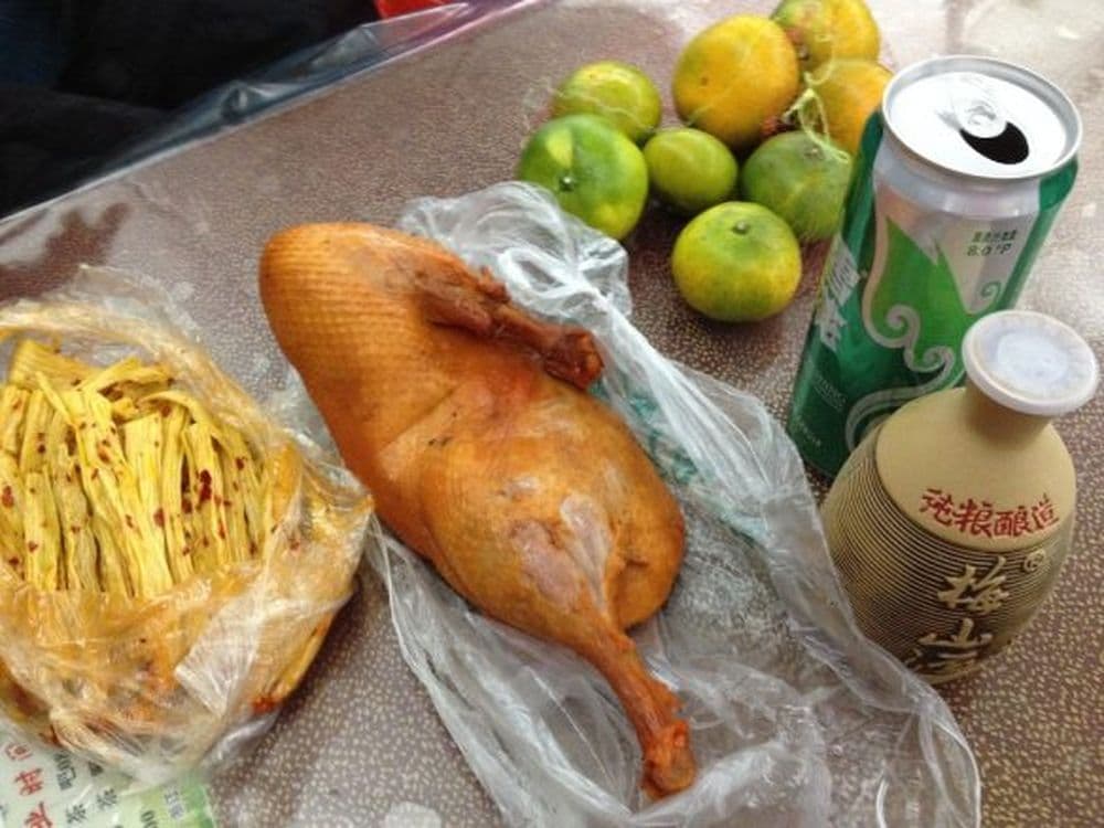 Tofu, Ente, Bier, Reisschnaps und Mandarinen für die Fahrt mit dem Zug