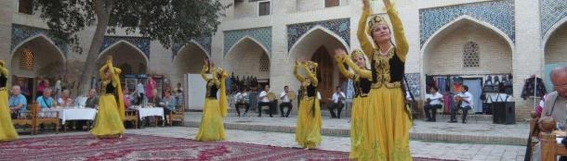 New Silk Road: Tag 21 Sightseeing und Folklore-Show in Bukhara
