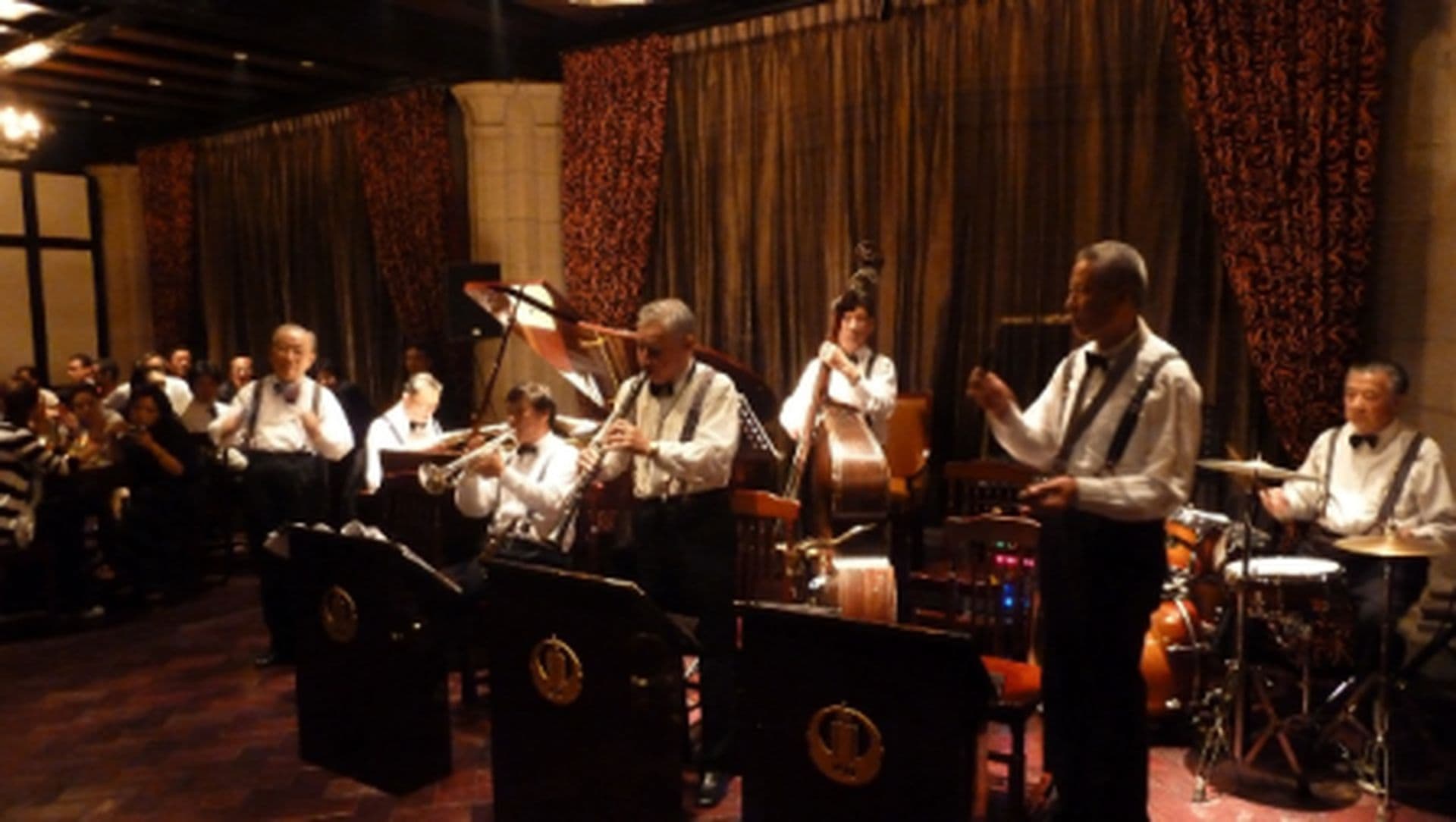 Szene: Ein gediegener Abend in Shanghai