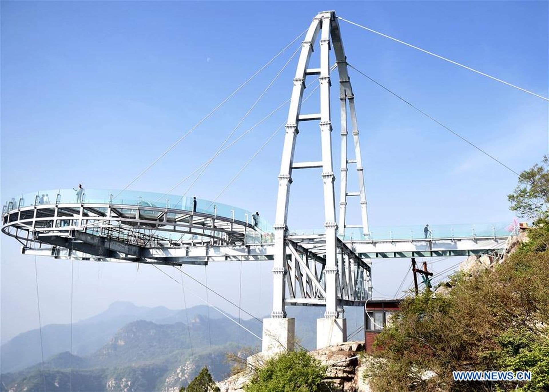 Eröffnung der weltgrößten Aussichtsplattform bei Peking (Video)