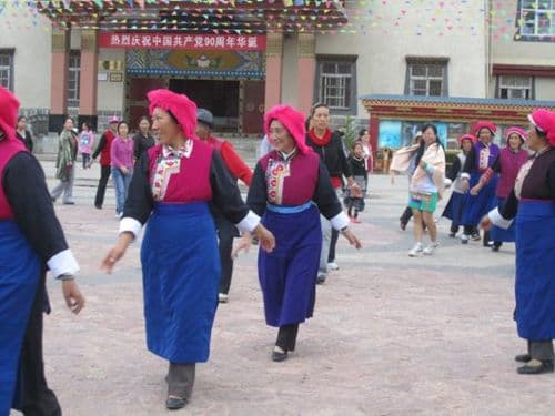 Naxi beim Tanz