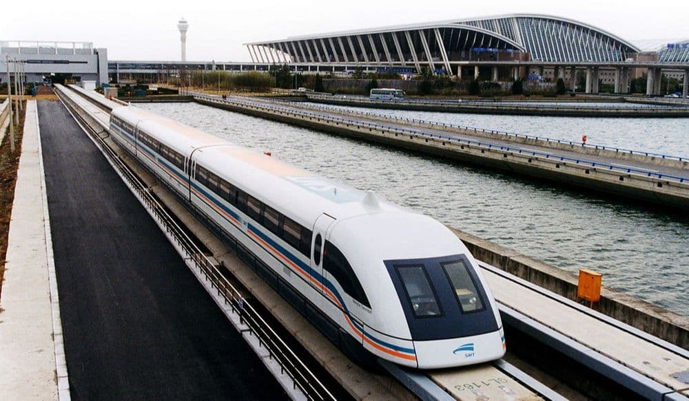 1280px-A_maglev_train_coming_out,_Pudong_International_Airport,_Shanghai
