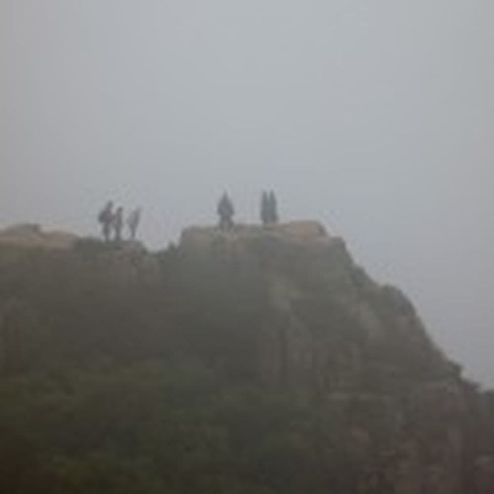 Wolkenverhangener Gipfel
