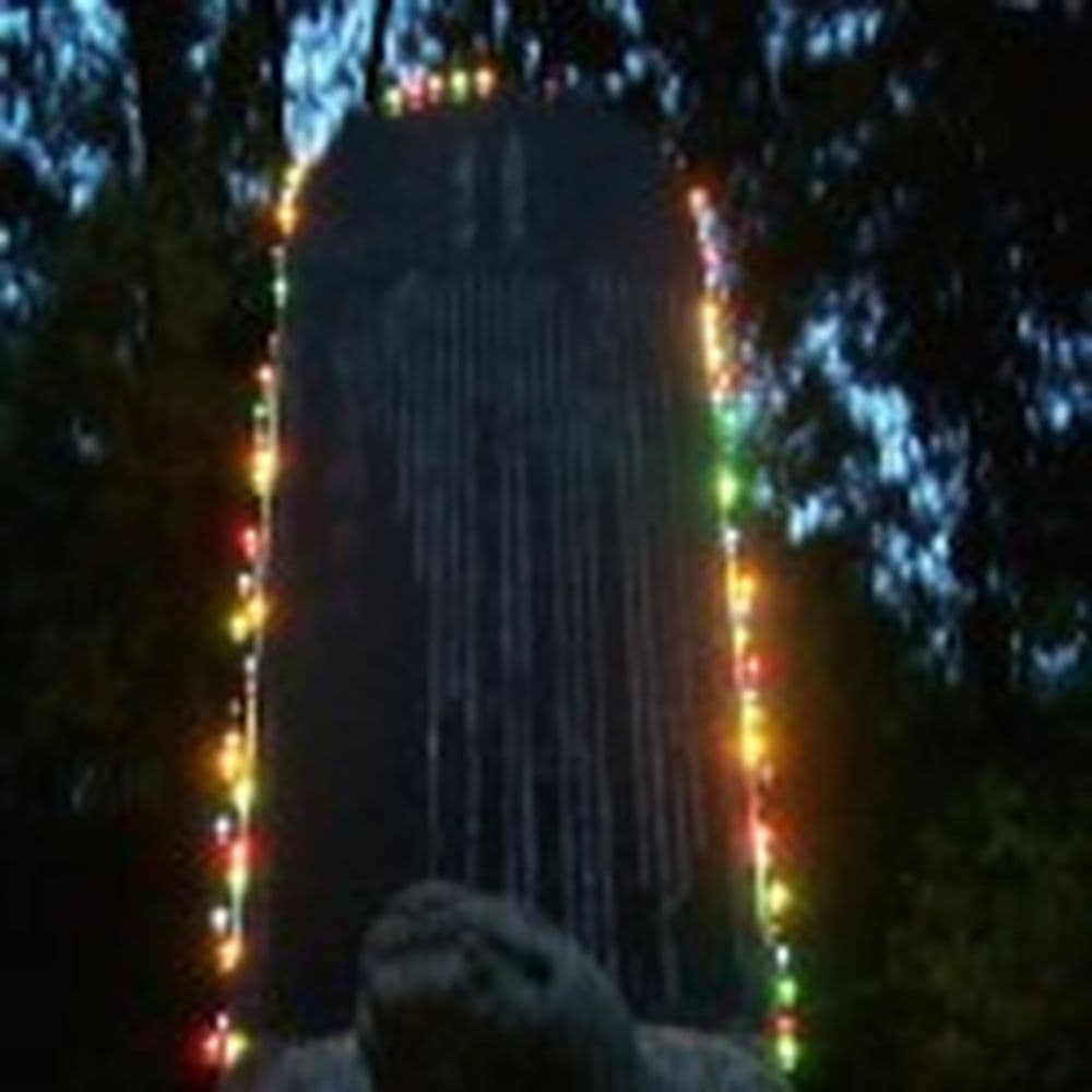 Zwischen Tradition und Moderne - eine von Lichterketten umrandete Stele