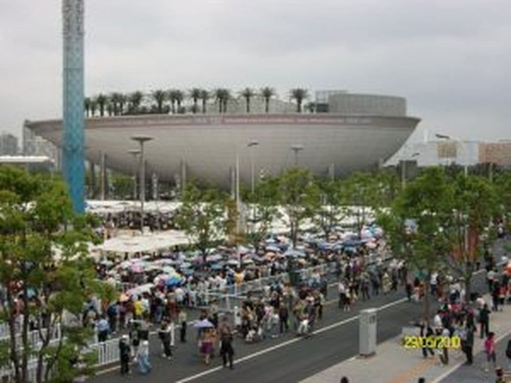 Schlange stehen vor dem Expo-Pavillon von Saudi-Arabien
