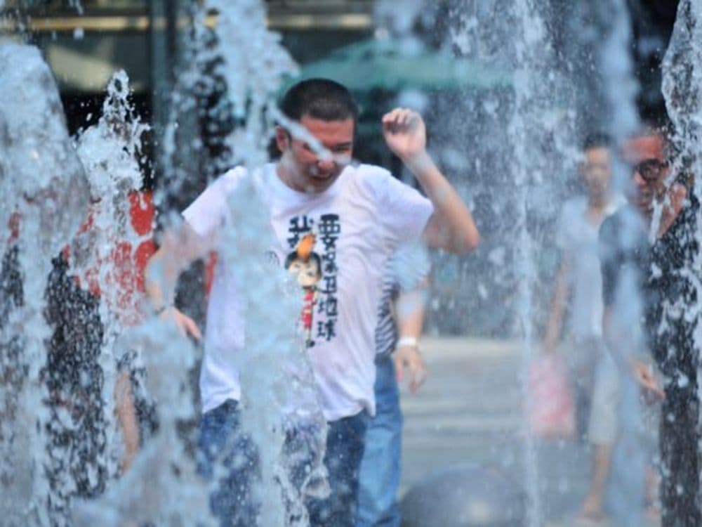 Springbrunnen in Sanlitun Village im Sommer