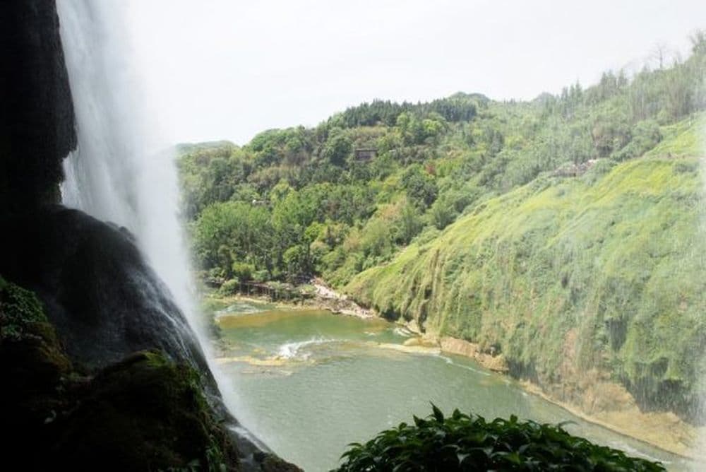 Hinter dem Wasserfall