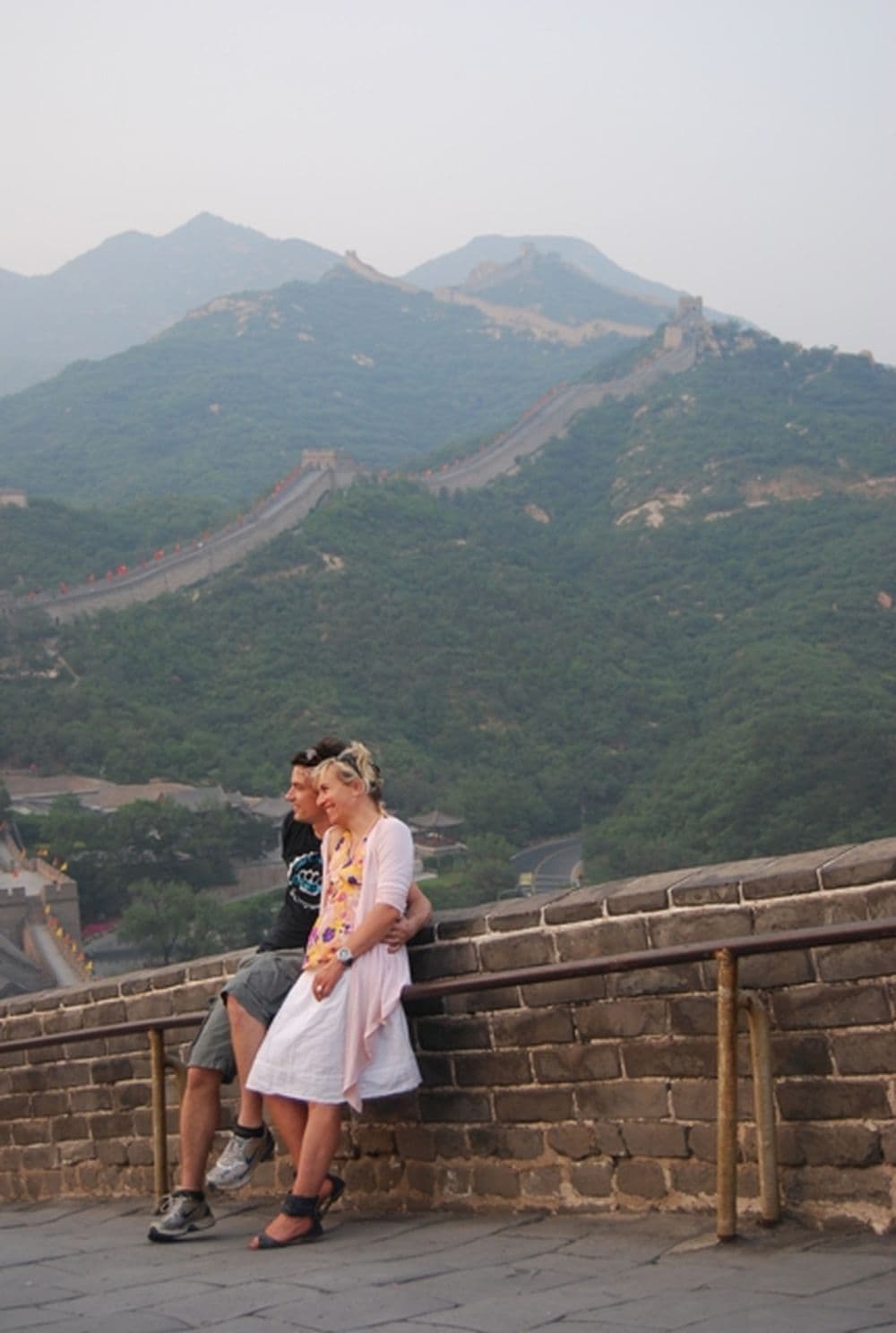 Tatjana genießt mit Ihrem Mann den weiten Ausblick über die Große Mauer.