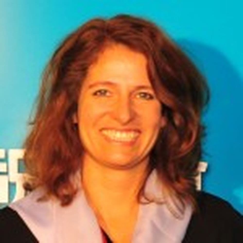 Francoise Hauser ist studierte Sinologin. Als Journalistin und Buchautorin berichtet Sie für verschiedene Medien aus Ostasien.