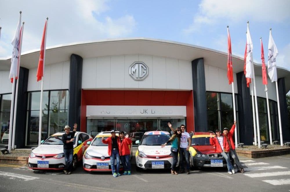 Teilnehmer vor Produktionsstätte von MG
