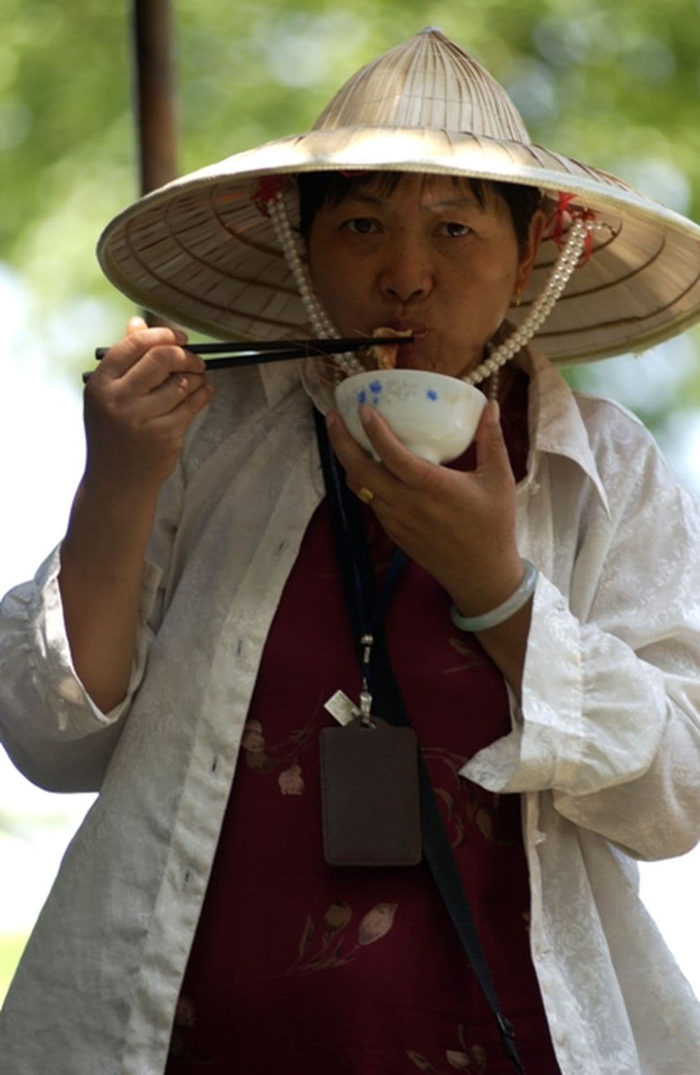 Der Chinesin scheint es zu schmecken.