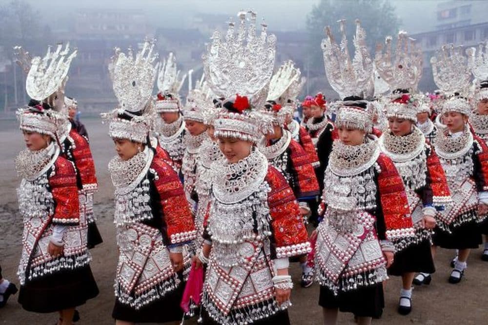 Miao-Frauen in ihren aufwendigen Gewändern