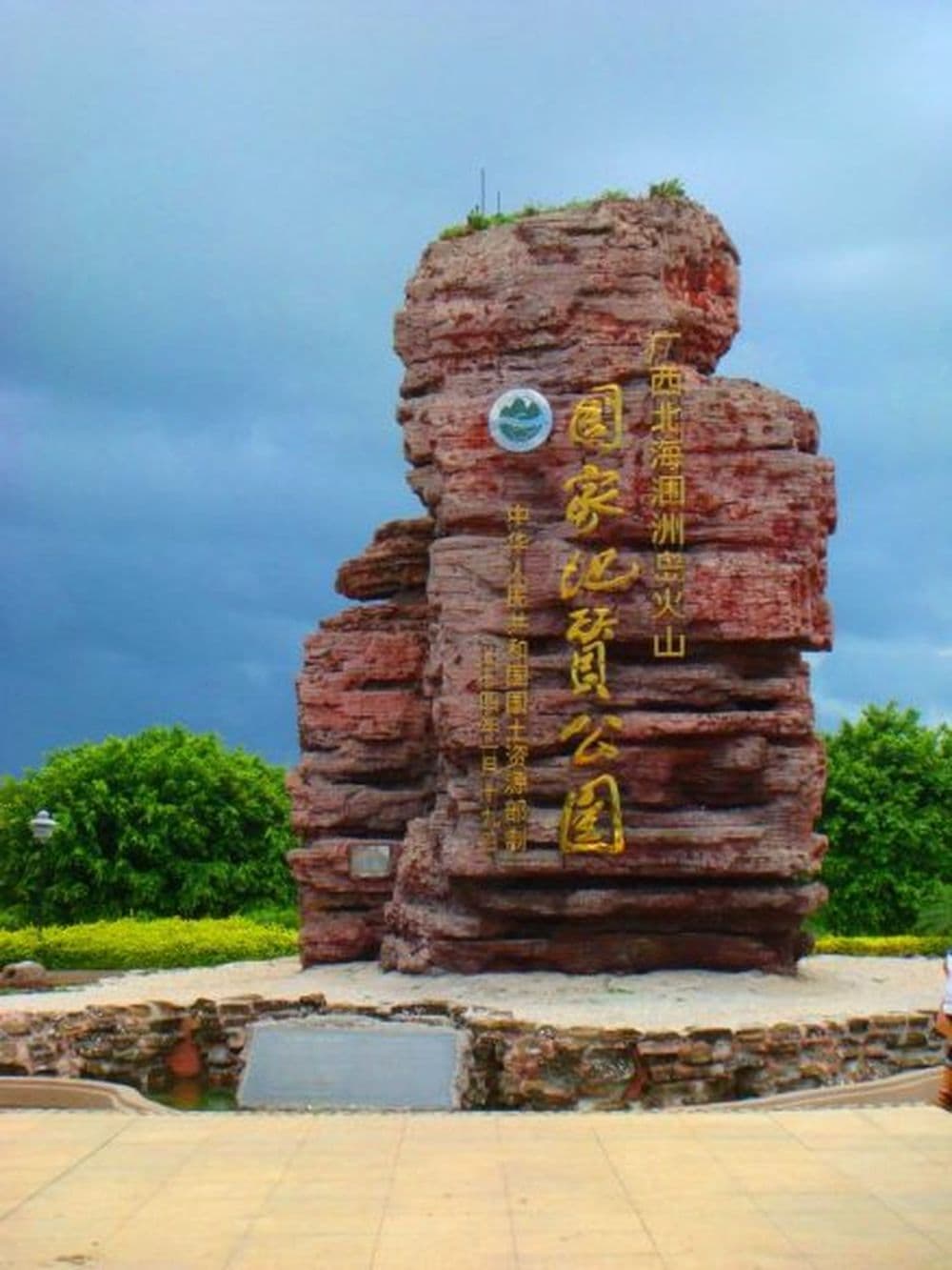 Monument in Weizhou aus Vulkangestein