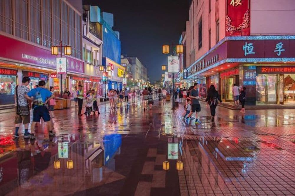Shopping Straße in Suzhou, die Guanqian Jie bei Regen