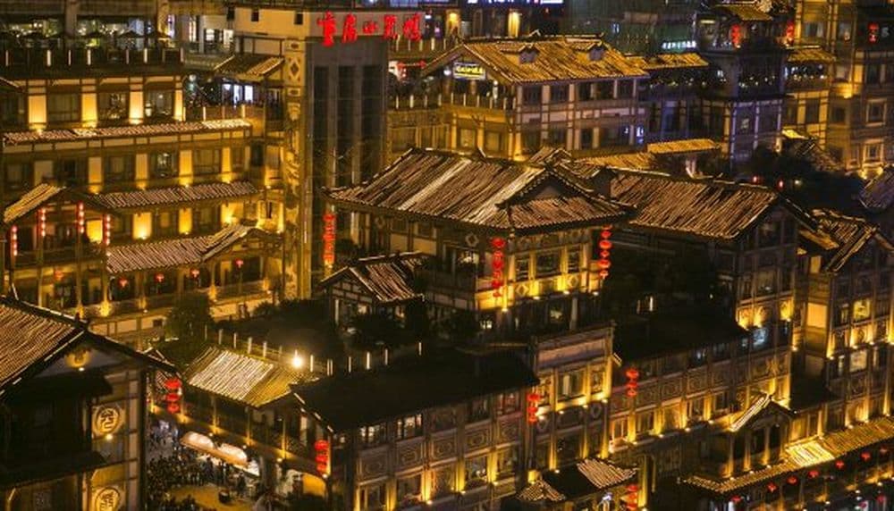 Chongqing Hongya-Höhle bei Nacht