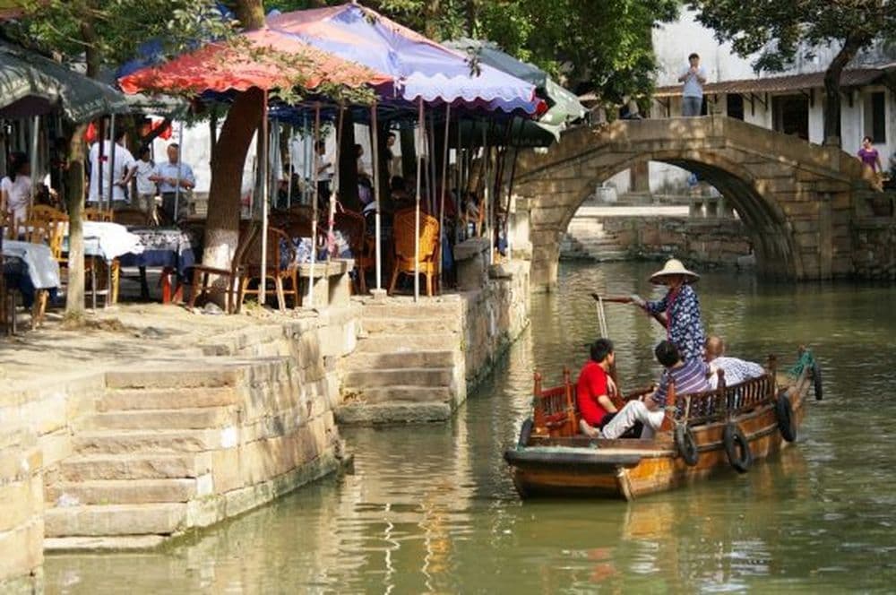 Tongli Wasserweg mit Brücke