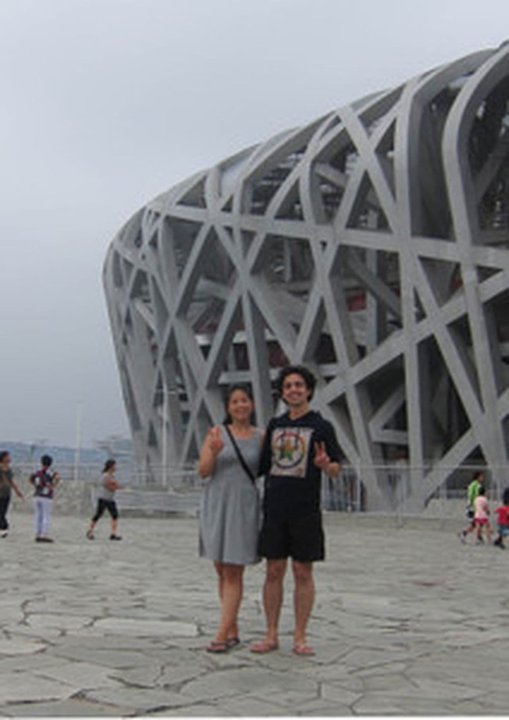 China Tours Stipendiat Yakup Özkardes mit Freundin vor dem Birds Nest