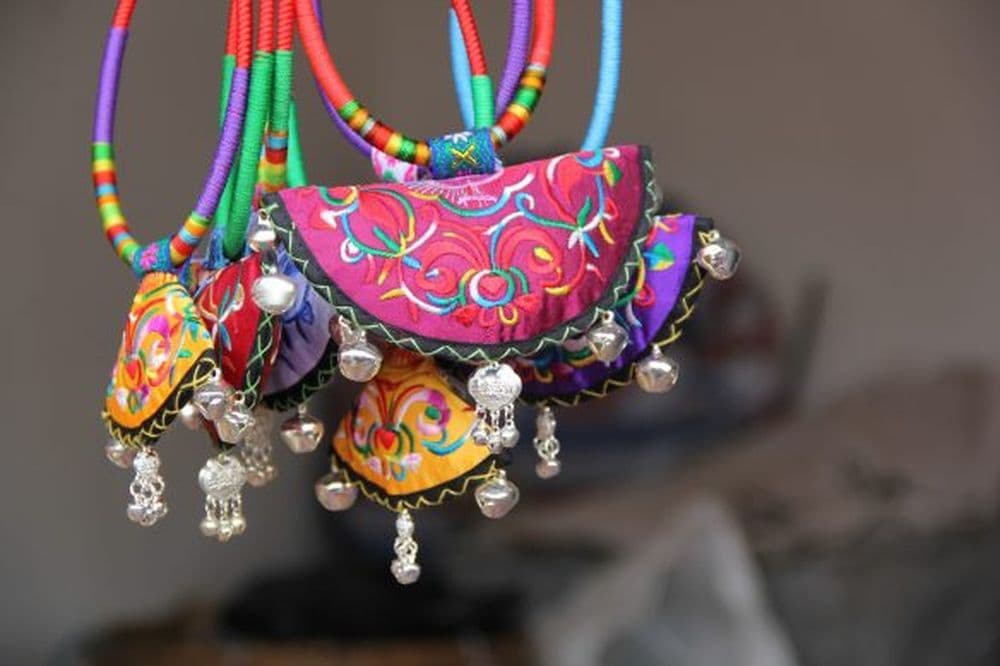 Handgemachter Schmuck der Miao