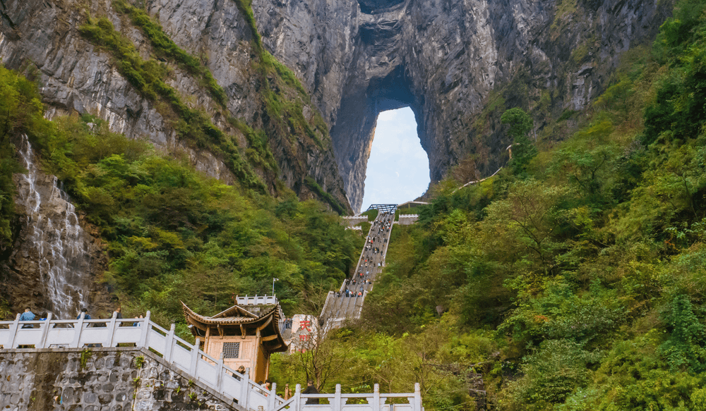 CTH_BLOG_08.25_CANVA_Zhangjiajie heavens gate, Tianmen cave