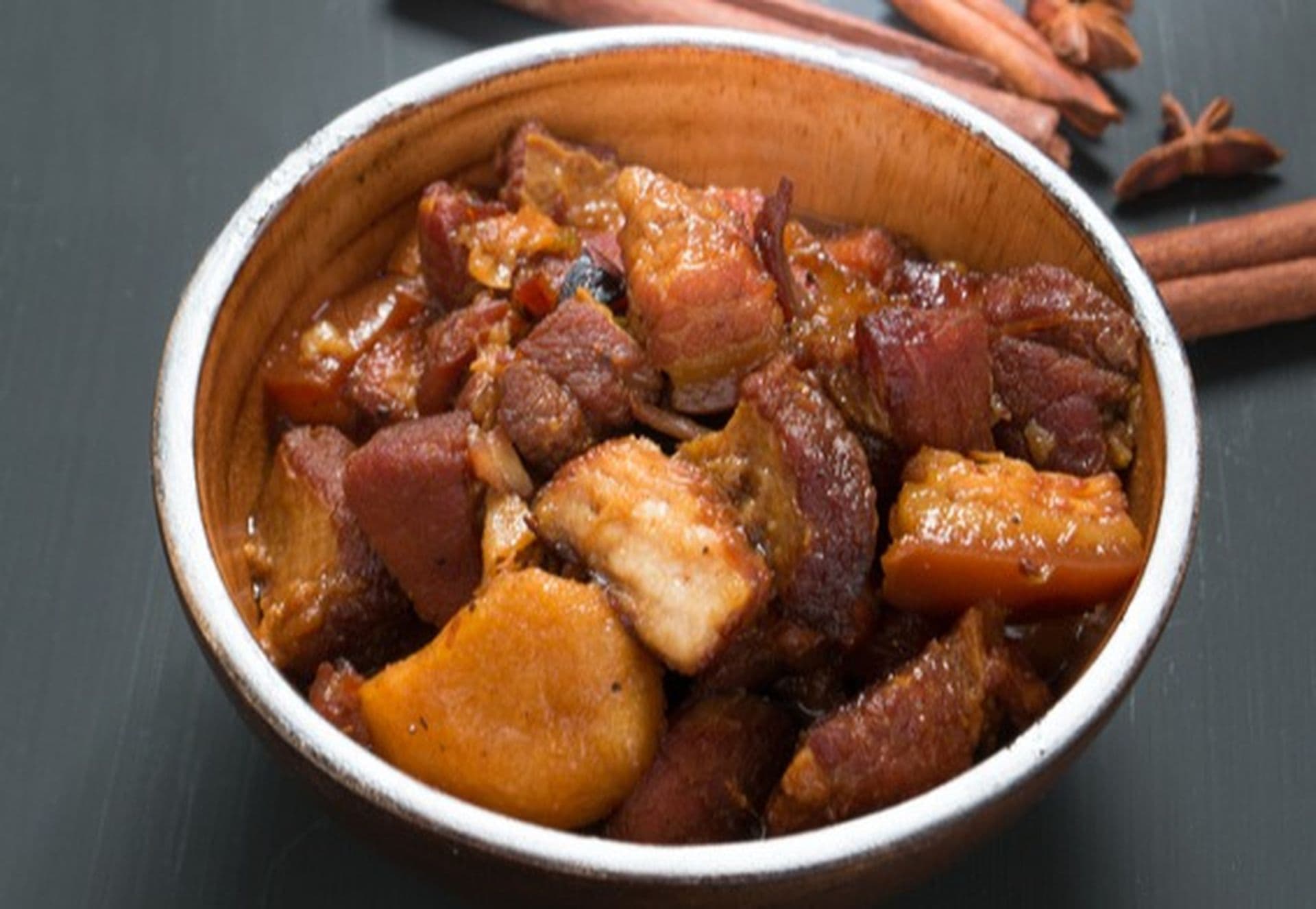 Chinesisches Rezept: "Hong Shao Niu Rou" Rotgeschmorte Rinderbrust mit Sternanis
