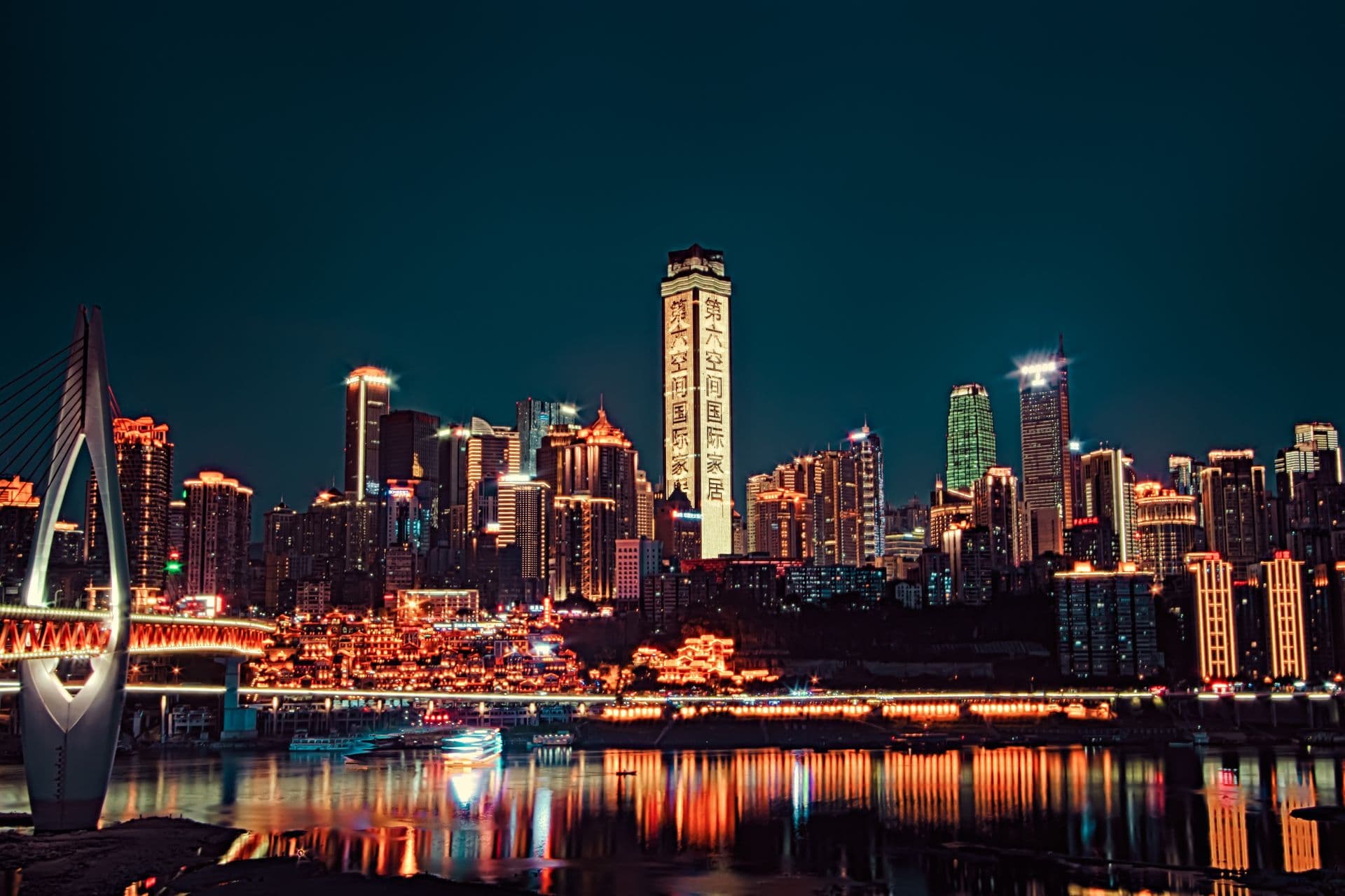 Chongqing by night – Die schillernde Stadt am Yangtze